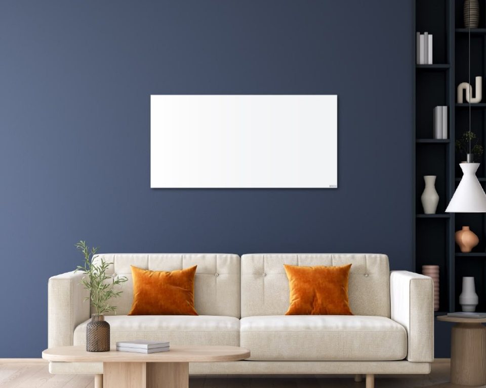 Painel de aquecimento infravermelho instalado na parede de uma sala de estar